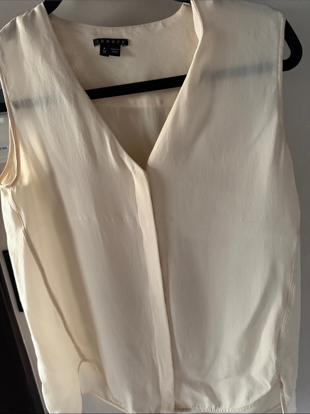 Theory Cream V-Neck Sleeveless Blouse